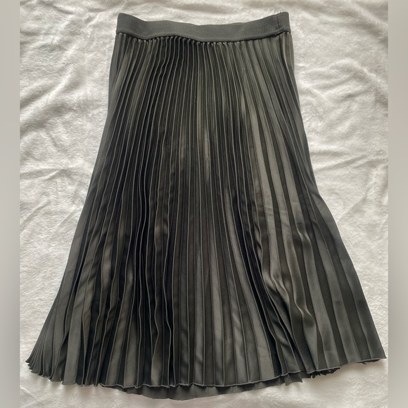 H&M Dresses & Skirts - H&M SIZE 10 GREEN ACCORDION MIDI SKIRT